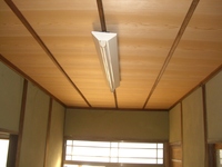 竿、廻縁は残して天井板のみ杉杢突板天井に張り替えしました。
