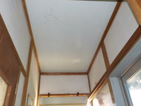 天井改修前です。べニアに塗装仕上げでした。