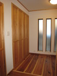 玄関です。フロアは柳瀬杉の厚板の盤を製材して造ってみました。