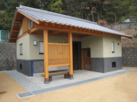 飯野山登山口の野外便所を新築しました。
