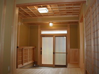 玄関は格天井で豪華さをアピールしています。腰壁は桧羽目板です。
