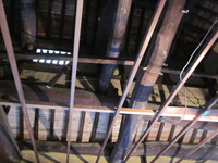 天井をはぐってみるとこの丸太梁を何重にも組み合わせていました。先人達の技実力には甚だ脱帽です。電動工具もCADもクレーンも何もない時代に培われた伝統的技術と経験が匠の仕事の真骨頂です。