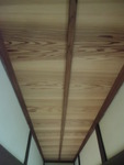 和室内は1.5尺幅の赤身の杉天井板を使用。それに対して廊下はランクを落として源平と言われる赤白の無垢杉天井板を使用。このメリハリが和室をより一層引き立てます。