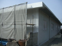 倉庫棟の外壁改修＋屋上防水改修の様子。