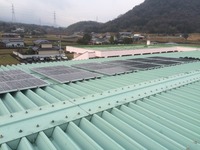 屋上に太陽光パネルを設置し蓄電池への送電のシステムを組みました。館内の電気工事の改修も同時に行いました。