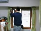 小窓に内窓とりつけ中！
大体施工は1窓あたり10分～２０分程度（今回の様な標準工事の場合）と本当に簡単施工！